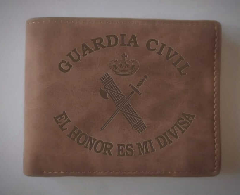 Cartera de símil cuero premium con grabado GUARDIA CIVIL y lema EL HONOR ES MI DIVISA, elegante y práctica.