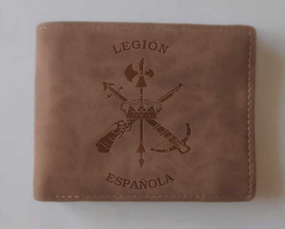 Cartera de símil cuero premium con grabado de la Legión Española, elegante y funcional.