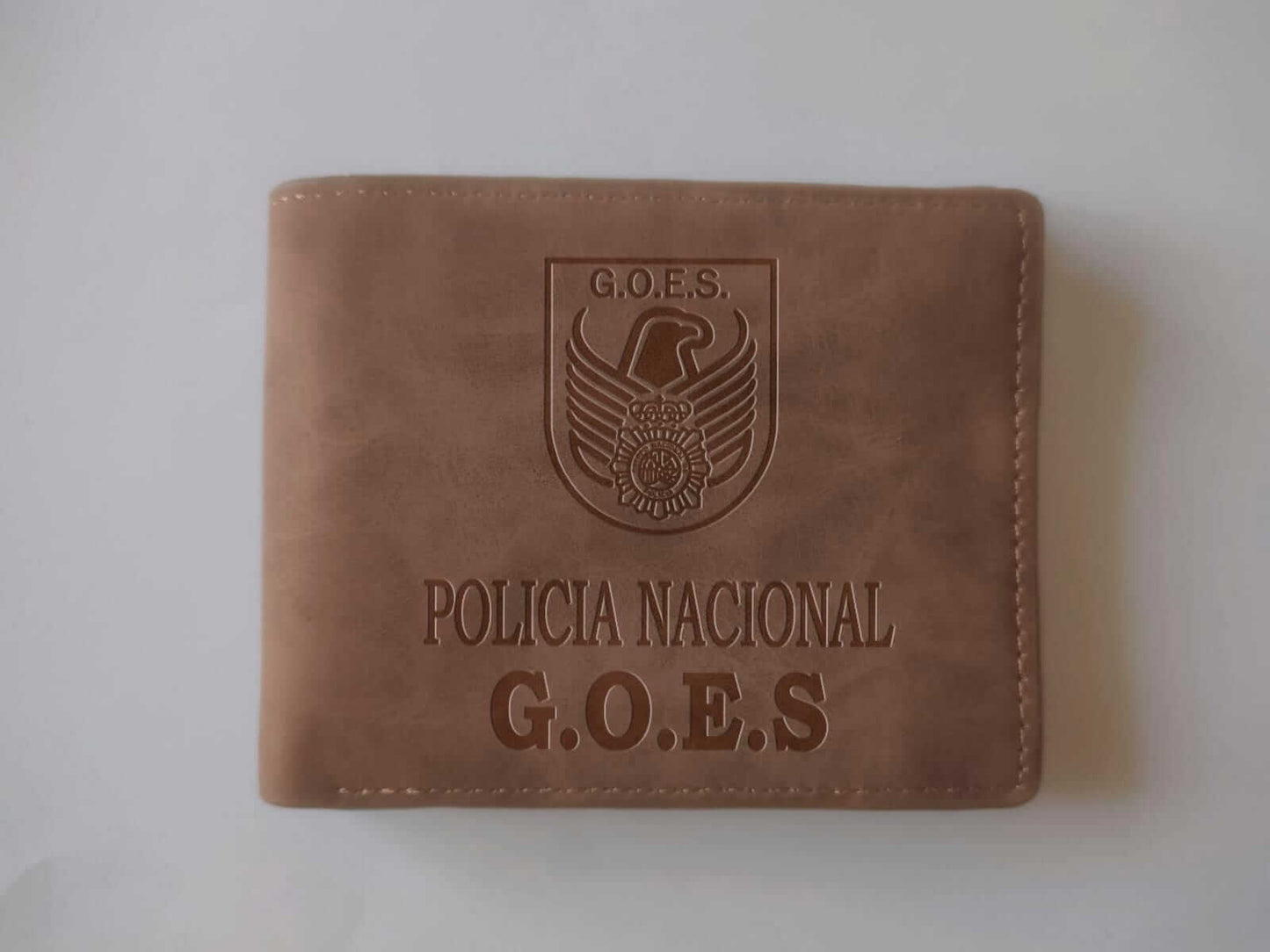 Cartera de símil cuero con grabado Policías Nacional G.O.E.S, elegante y resistente para uso diario.