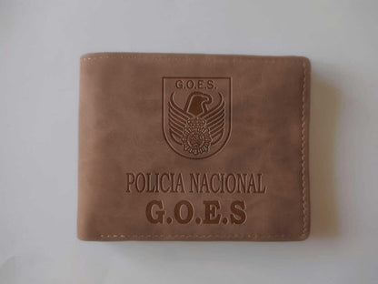 Cartera de símil cuero con grabado Policías Nacional G.O.E.S, elegante y resistente para uso diario.