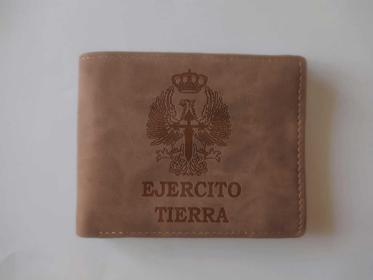 Cartera premium de símil cuero con grabado de Ejercito de Tierra, elegante y resistente, ideal para tarjetas y monedas.