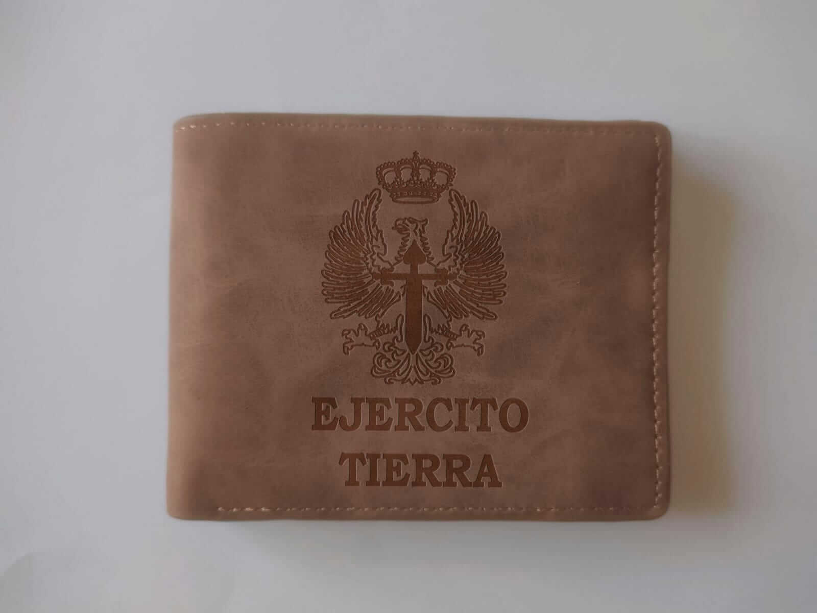 Cartera premium de símil cuero con grabado de Ejercito de Tierra, elegante y resistente, ideal para tarjetas y monedas.