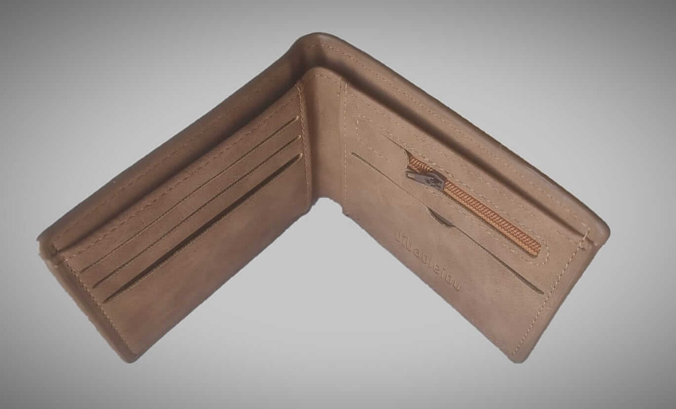 Cartera Ejercito de Tierra, símil cuero, interior con compartimentos para tarjetas y bolsillo con cremallera.