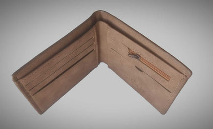 Cartera Ejercito de Tierra, símil cuero, interior con compartimentos para tarjetas y bolsillo con cremallera.