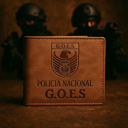 Cartera Policia Nacional G.O.E.S, elegante y resistente, con grabado distintivo, ideal para estilo y distinción.