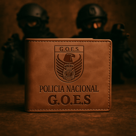 Cartera Policia Nacional G.O.E.S, elegante y resistente, con grabado distintivo, ideal para estilo y distinción.